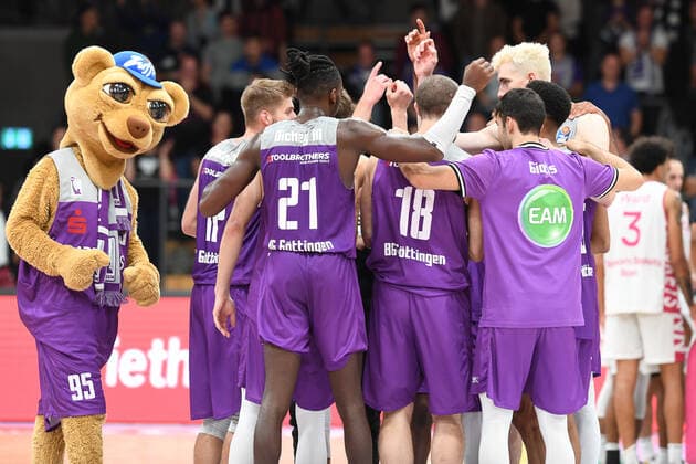 BG Göttingen - Telekom Baskets Bonn 09.10.2021, Basketball-Bundesliga, Saison 2021 2022, 3. Spieltag, BG Göttingen - Telekom Baskets Bonn. Göttingens Spieler feiern nach dem Spiel. Göttingen Niedersachsen Deutschland