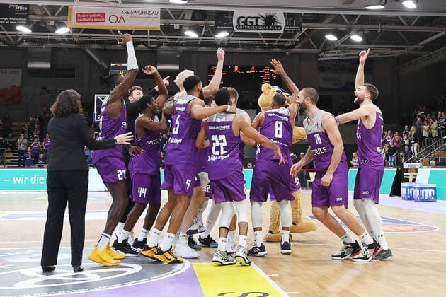 BG Göttingen - Telekom Baskets Bonn 09.10.2021, Basketball-Bundesliga, Saison 2021 2022, 3. Spieltag, BG Göttingen - Telekom Baskets Bonn. Göttingens Spieler feiern nach dem Spiel. Göttingen Niedersachsen Deutschland