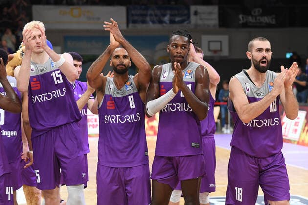BG Göttingen - Telekom Baskets Bonn 09.10.2021, Basketball-Bundesliga, Saison 2021 2022, 3. Spieltag, BG Göttingen - Telekom Baskets Bonn. Göttingens Spieler feiern nach dem Spiel. Göttingen Niedersachsen Deutschland