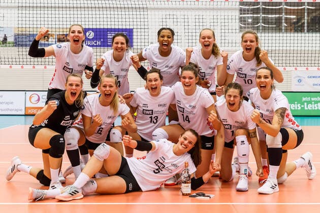 Bilder des Jahres 2021, Sport 10 Oktober Sport Themen der Woche KW40 Sport Bilder des Tages Siegerfoto Schwarz-Weiss Erfurt; Jubel, celebration, 10 9 2021, Erfurt (Deutschland), Volleyball, 1. Bundesliga Frauen, Schwarz-Weiss Erfurt - 1. VC Wiesbaden *** Winner photo Schwarz Weiss Erfurt jubilation, celebration, 10 9 2021, Erfurt Germany , Volleyball, 1 Bundesliga Women, Schwarz Weiss Erfurt 1 VC Wiesbaden xprx