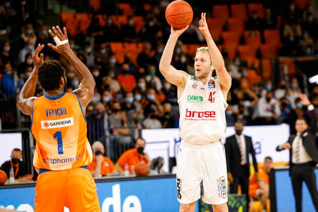 rechts Christian Sengfelder (Brose Bamberg, 43) links 01 Cristiano Felicio (ratiopharm Ulm) ratiopharm Ulm - Brose Bamberg, easyCredit Basketball Bundesliga, Saison 2021-2022, 3. Spieltag, Ulm, Germany, 09.10.2021, Copyright: DanielxLöb