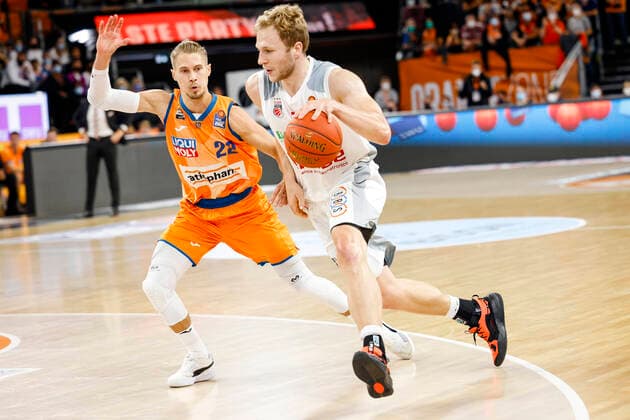 rechts Christian Sengfelder (Brose Bamberg, 43) links 22 Thomas Klepeisz (ratiopharm Ulm) ratiopharm Ulm - Brose Bamberg, easyCredit Basketball Bundesliga, Saison 2021-2022, 3. Spieltag, Ulm, Germany, 09.10.2021, Copyright: DanielxLöb