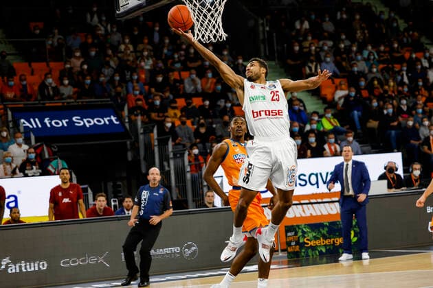vorne Kenneth Ogbe (Brose Bamberg, 25) hinten 00 Semaj Christon (ratiopharm Ulm) ratiopharm Ulm - Brose Bamberg, easyCredit Basketball Bundesliga, Saison 2021-2022, 3. Spieltag, Ulm, Germany, 09.10.2021, Copyright: DanielxLöb
