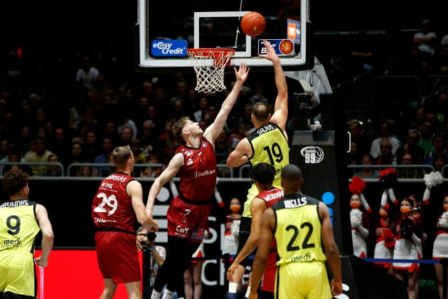 09.10.2021, easyCredit Basketball Bundesliga, BBL, Saison 2021 2022, Herren, Chemnitz Niners - Medi Bayreuth Jonas Richter, Niners Chemnitz, Martynas Sajus, Medi Bayreuth Chemnitz Messe Chemnitz Sachsen Germany