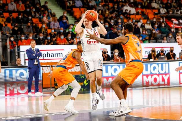Mitte Patrick Heckmann (Brose Bamberg, 33) rechts 01 Cristiano Felicio (ratiopharm Ulm) links 35 Karim Jallow (ratiopharm Ulm) ratiopharm Ulm - Brose Bamberg, easyCredit Basketball Bundesliga, Saison 2021-2022, 3. Spieltag, Ulm, Germany, 09.10.2021, Copyright: DanielxLöb