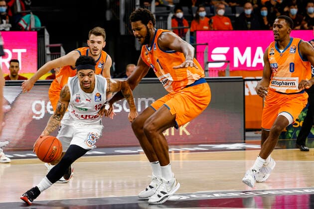 Sport Bilder des Tages links Justin Robinson (Brose Bamberg, 12) Mitte 01 Cristiano Felicio (ratiopharm Ulm) rechts 00 Semaj Christon (ratiopharm Ulm) ratiopharm Ulm - Brose Bamberg, easyCredit Basketball Bundesliga, Saison 2021-2022, 3. Spieltag, Ulm, Germany, 09.10.2021, Copyright: DanielxLöb