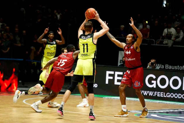 09.10.2021, easyCredit Basketball Bundesliga, BBL, Saison 2021 2022, Herren, Chemnitz Niners - Medi Bayreuth Andreas Seiferth, Medi Bayreuth, Darion Atkins, Niners Chemnitz Chemnitz Messe Chemnitz Sachsen Germany