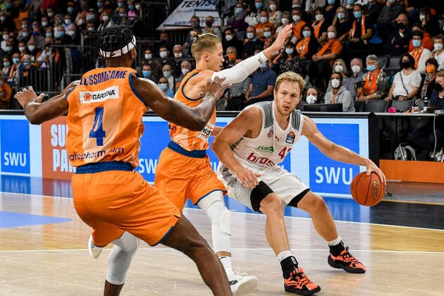 GER, BBL, ratiopharm ulm vs Brose Bamberg 09.10.2021, ratiopharm arena, Neu-Ulm, GER, BBL, ratiopharm ulm vs Brose Bamberg, im Bild Jaron Blossomgame (Ulm, 4), Thomas Klepeisz (Ulm, 22), Christian Sengfelder (Bamberg, 43)