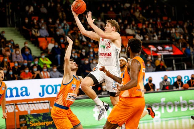 Mitte Patrick Heckmann (Brose Bamberg, 33) links 44 Fedor Zugic (ratiopharm Ulm) rechts 01 Cristiano Felicio (ratiopharm Ulm) ratiopharm Ulm - Brose Bamberg, easyCredit Basketball Bundesliga, Saison 2021-2022, 3. Spieltag, Ulm, Germany, 09.10.2021, Copyright: DanielxLöb