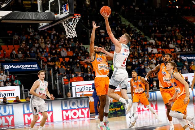 rechts Omar Prewitt (Brose Bamberg, 04) links 04 Jaron Blossomgame (ratiopharm Ulm) ratiopharm Ulm - Brose Bamberg, easyCredit Basketball Bundesliga, Saison 2021-2022, 3. Spieltag, Ulm, Germany, 09.10.2021, Copyright: DanielxLöb