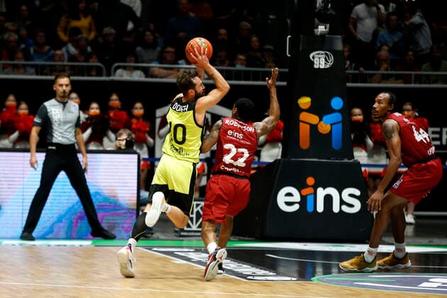 09.10.2021, easyCredit Basketball Bundesliga, BBL, Saison 2021 2022, Herren, Chemnitz Niners - Medi Bayreuth Bastian Doreth, Medi Bayreuth, Gerald Robinson, Niners Chemnitz Chemnitz Messe Chemnitz Sachsen Germany