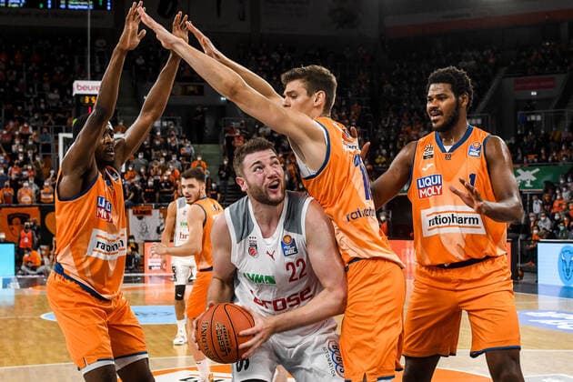 Sport Bilder des Tages GER, BBL, Play-offs, ratiopharm ulm vs Brose Bamberg 09.10.2021, ratiopharm arena, Neu-Ulm, GER, BBL, Play-offs, ratiopharm ulm vs Brose Bamberg, im Bild Martinas Geben (Bamberg, 22) läßt sich von Semaj Christon (Ulm, 0), Christoph Philipps (Ulm, 10) und Cristiano Felicio (Ulm, 1) nicht stoppen