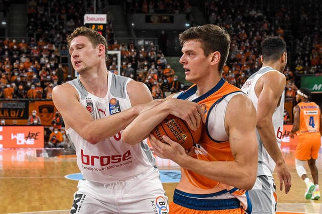 GER, BBL, Play-offs, ratiopharm ulm vs Brose Bamberg 09.10.2021, ratiopharm arena, Neu-Ulm, GER, BBL, Play-offs, ratiopharm ulm vs Brose Bamberg, im Bild Patrick Heckmann (Bamberg, 33) und Christoph Philipps (Ulm, 10), Kampf um den Ball