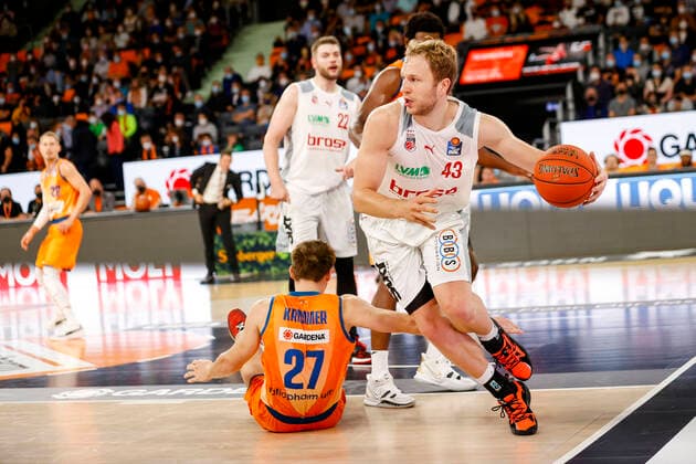 Sport Bilder des Tages rechts Christian Sengfelder (Brose Bamberg, 43) links 27 Moritz Krimmer (ratiopharm Ulm) ratiopharm Ulm - Brose Bamberg, easyCredit Basketball Bundesliga, Saison 2021-2022, 3. Spieltag, Ulm, Germany, 09.10.2021, Copyright: DanielxLöb