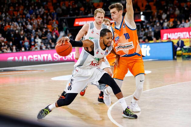 links Trevis Simpson (Brose Bamberg, 15) rechts 10 Christoph Philipps (ratiopharm Ulm) ratiopharm Ulm - Brose Bamberg, easyCredit Basketball Bundesliga, Saison 2021-2022, 3. Spieltag, Ulm, Germany, 09.10.2021, Copyright: DanielxLöb