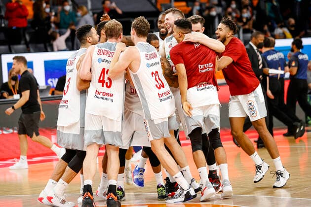 Bamberger Jubel vlnr Dominic Lockhart (Brose Bamberg, 03) Christian Sengfelder (Brose Bamberg, 43) Patrick Heckmann (Brose Bamberg, 33) Martinas Geben (Brose Bamberg, 22) ratiopharm Ulm - Brose Bamberg, easyCredit Basketball Bundesliga, Saison 2021-2022, 3. Spieltag, Ulm, Germany, 09.10.2021, Copyright: DanielxLöb