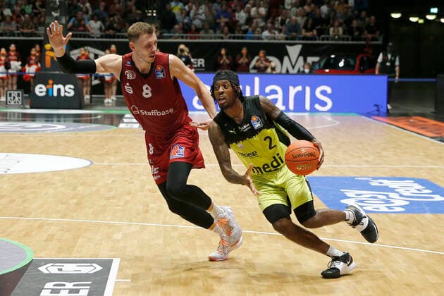3. Spieltag der easyCredit BBL Basketball Bundesliga in der Messe Chemnitz Saison 2021-2022 NINERS Chemnitz gegen Medi Bayreuth Jan Niklas Wimberg (NINERS Chemnitz 8) links Sacar Anim ( Medi Bayreuth 2) rechts