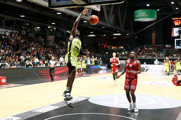 3. Spieltag der easyCredit BBL Basketball Bundesliga in der Messe Chemnitz Saison 2021-2022 NINERS Chemnitz gegen Medi Bayreuth Frantz Massenat (NINERS Chemnitz 15) rechts Sacar Anim ( Medi Bayreuth 2) links