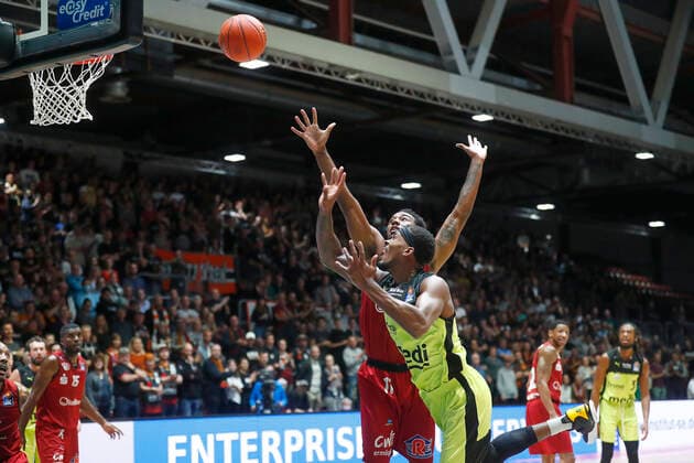 3. Spieltag der easyCredit BBL Basketball Bundesliga in der Messe Chemnitz Saison 2021-2022 NINERS Chemnitz gegen Medi Bayreuth Terry Allen ( Medi Bayreuth 15) vorne
