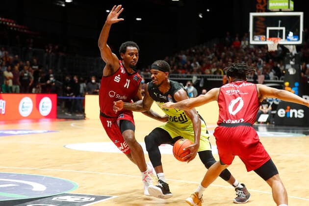 3. Spieltag der easyCredit BBL Basketball Bundesliga in der Messe Chemnitz Saison 2021-2022 NINERS Chemnitz gegen Medi Bayreuth Isiaha Mike (NINERS Chemnitz 11) links Terry Allen ( Medi Bayreuth 15) rechts