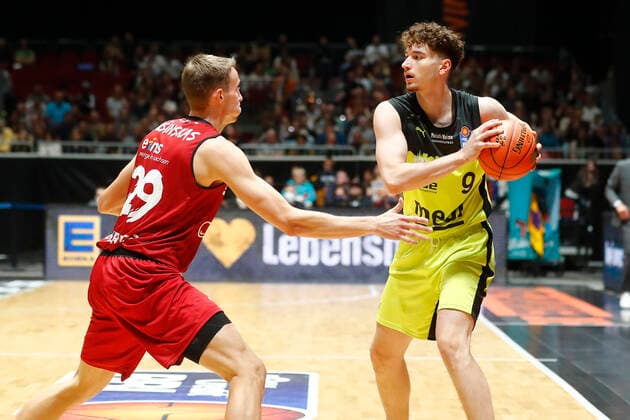 3. Spieltag der easyCredit BBL Basketball Bundesliga in der Messe Chemnitz Saison 2021-2022 NINERS Chemnitz gegen Medi Bayreuth Mindaugas Susinskas (NINERS Chemnitz 29) links Kay Bruhnke (Medi Bayreuth 9) rechts