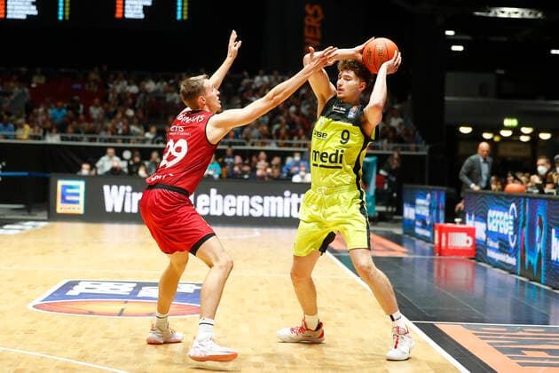 3. Spieltag der easyCredit BBL Basketball Bundesliga in der Messe Chemnitz Saison 2021-2022 NINERS Chemnitz gegen Medi Bayreuth Mindaugas Susinskas (NINERS Chemnitz 29) links Kay Bruhnke (Medi Bayreuth 9) rechts