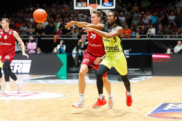 3. Spieltag der easyCredit BBL Basketball Bundesliga in der Messe Chemnitz Saison 2021-2022 NINERS Chemnitz gegen Medi Bayreuth Mindaugas Susinskas (NINERS Chemnitz 29) links Marcus Thornton ( Medi Bayreuth 3) rechts