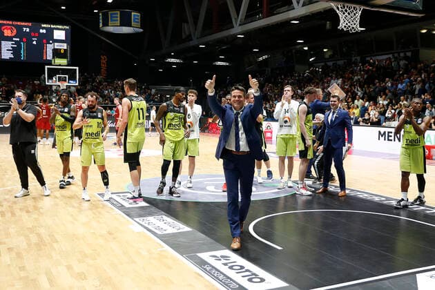 3. Spieltag der easyCredit BBL Basketball Bundesliga in der Messe Chemnitz Saison 2021-2022 NINERS Chemnitz gegen Medi Bayreuth Raoul Korner (Medi Bayreuth) Trainer bedankt sich mit den Spieler bei den Fans