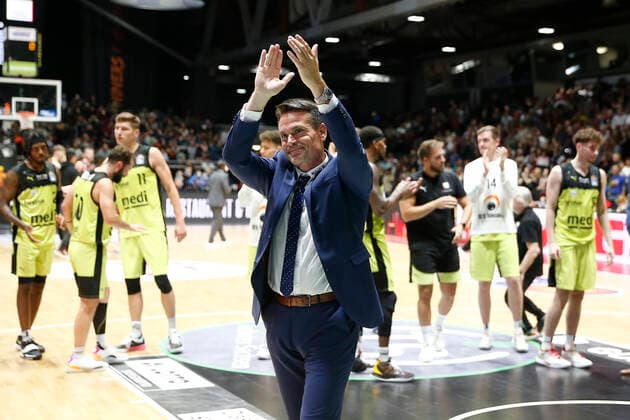 3. Spieltag der easyCredit BBL Basketball Bundesliga in der Messe Chemnitz Saison 2021-2022 NINERS Chemnitz gegen Medi Bayreuth Raoul Korner (Medi Bayreuth) Trainer bedankt sich mit den Spieler bei den Fans