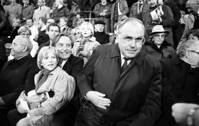 16.10.85 Deutschland - Portugal Deutschland, Stuttgart, 16.10.1985, Fussball, WM Qualifikation, DFB Deutschland - Portugal (0:1): v.l. Gerhard Mayer-Vorfelder (Präsident VfB Stuttgart), Helmut Kohl (Bundeskanzler Deutschland). *** 16 10 85 Germany Portugal Germany, Stuttgart, 16 10 1985, Football, World Cup Qualification, DFB Germany Portugal 0 1 v l Gerhard Mayer Vorfelder President VfB Stuttgart , Helmut Kohl Chancellor Germany