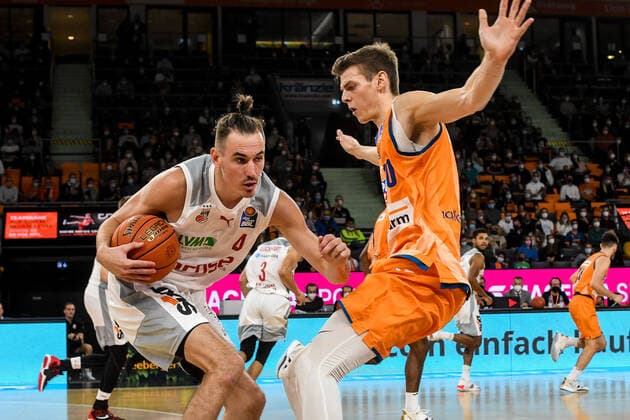 GER, BBL, Play-offs, ratiopharm ulm vs Brose Bamberg 09.10.2021, ratiopharm arena, Neu-Ulm, GER, BBL, Play-offs, ratiopharm ulm vs Brose Bamberg, im Bild Omar Prewitt (Bamberg, 4) kann nur mit Foul von Christoph Philipps (Ulm, 10) gestoppt werden