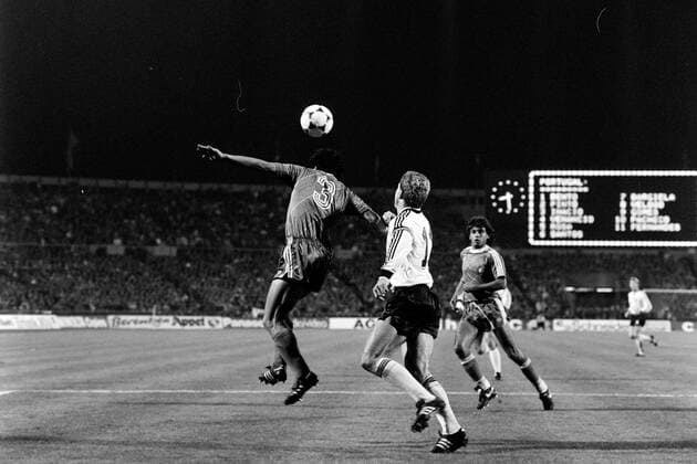 16.10.85 Deutschland - Portugal Deutschland, Stuttgart, 16.10.1985, Fussball, WM Qualifikation, DFB Deutschland - Portugal (0:1): v.l. Augusto Inacio (Portugal), Karl-Heinz Rummenigge (Deutschland). *** 16 10 85 Germany Portugal Germany, Stuttgart, 16 10 1985, Football, World Cup Qualification, DFB Germany Portugal 0 1 v l Augusto Inacio Portugal , Karl Heinz Rummenigge Germany