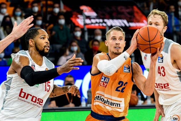 GER, BBL, Play-offs, ratiopharm ulm vs Brose Bamberg 09.10.2021, ratiopharm arena, Neu-Ulm, GER, BBL, Play-offs, ratiopharm ulm vs Brose Bamberg, im Bild Trevis Simpson (Bamberg, 15), Thomas Klepeisz (Ulm, 22)
