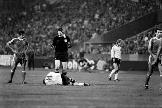 16.10.85 Deutschland - Portugal Deutschland, Stuttgart, 16.10.1985, Fussball, WM Qualifikation, DFB Deutschland - Portugal (0:1): v.l. Hans-Peter Briegel (Deutschland), Keith Hackett (Schiedsrichter). *** 16 10 85 Germany Portugal Germany, Stuttgart, 16 10 1985, Football, World Cup Qualification, DFB Germany Portugal 0 1 v l Hans Peter Briegel Germany , Keith Hackett referee