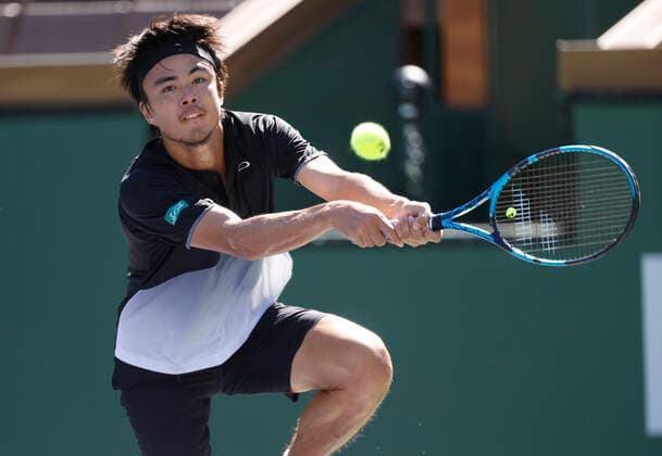 October 09, 2021 Taro Daniel of Japan returns a shot to Reilly Opelka at the 2021 BNP Paribas Open at Indian Wells Tennis Garden in Indian Wells, California. Mandatory Photo Credit : CSM Indian Wells United States of America - ZUMAc04_ 20211009_zaf_c04_102 Copyright: xCharlesxBausx