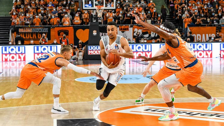 GER, BBL, ratiopharm ulm vs Brose Bamberg 09.10.2021, ratiopharm arena, Neu-Ulm, GER, BBL, ratiopharm ulm vs Brose Bamberg, im Bild Joel Aminu (Bamberg, 21) findet die Lücke zwischen Thomas Klepeisz (Ulm, 22) und Jaron Blossomgame (Ulm, 4)