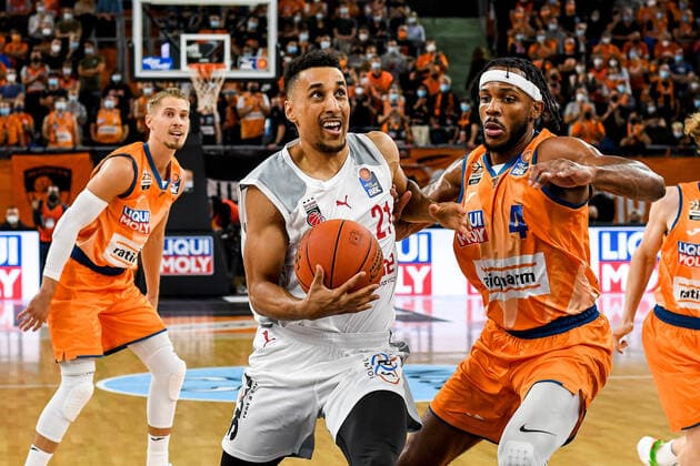 GER, BBL, ratiopharm ulm vs Brose Bamberg 09.10.2021, ratiopharm arena, Neu-Ulm, GER, BBL, ratiopharm ulm vs Brose Bamberg, im Bild Joel Aminu (Bamberg, 21) kann von Jaron Blossomgame (Ulm, 4) nicht gestoppt werden