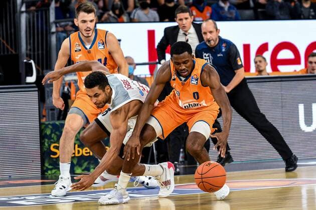 GER, BBL, ratiopharm ulm vs Brose Bamberg 09.10.2021, ratiopharm arena, Neu-Ulm, GER, BBL, ratiopharm ulm vs Brose Bamberg, im Bild Kenneth Ogbe (Bamberg, 25), Semaj Christon (Ulm, 0)