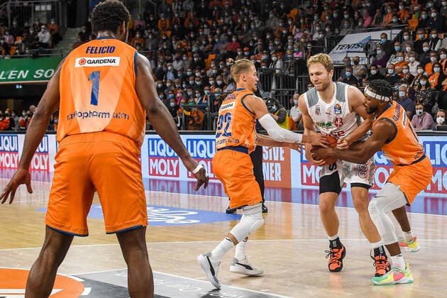 GER, BBL, ratiopharm ulm vs Brose Bamberg 09.10.2021, ratiopharm arena, Neu-Ulm, GER, BBL, ratiopharm ulm vs Brose Bamberg, im Bild Cristiano Felicio (Ulm, 1) in Lauerstellung, Thomas Klepeisz (Ulm, 22) und Jaron Blossomgame (Ulm, 4) kämpfen mit Christian Sengfelder (Bamberg, 43) um den Ball