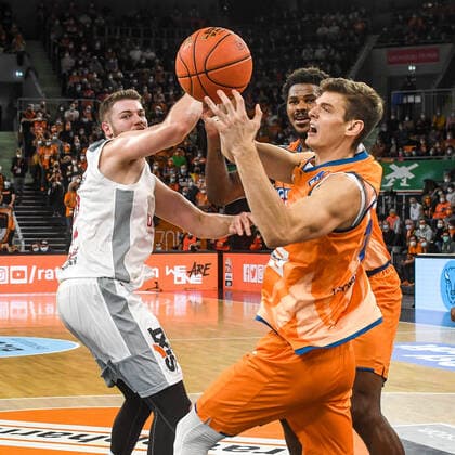 GER, BBL, ratiopharm ulm vs Brose Bamberg 09.10.2021, ratiopharm arena, Neu-Ulm, GER, BBL, ratiopharm ulm vs Brose Bamberg, im Bild Christoph Philipps (Ulm, 10) kann Martinas Geben (Bamberg, 22) den Ball abnehmen