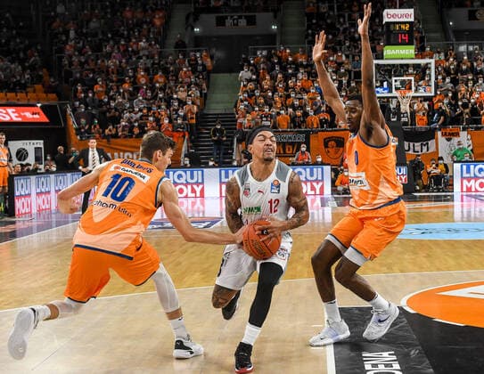 GER, BBL, ratiopharm ulm vs Brose Bamberg 09.10.2021, ratiopharm arena, Neu-Ulm, GER, BBL, ratiopharm ulm vs Brose Bamberg, im Bild Justin Robinson (Bamberg, 12) versucht Christoph Philipps (Ulm, 10) und Semaj Christon (Ulm, 0) zu umspielen