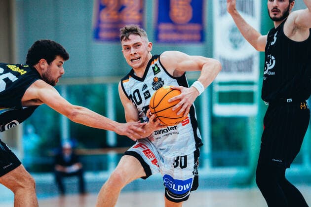 BB-2BL BSW Sixers - SBB Baskets Vincent Friederici ( 30 BSW Sixers) waehrend der Saison 2021-22 (Herren) in der Barmer 2. Bundesliga ProB zwischen BSW Sixers und SBB Baskets Wolmirstedt in der Ballsporthalle Sandersdorf am 9. October 2021 in Sandersdorf, Sachsen Anhalt, Deutschland