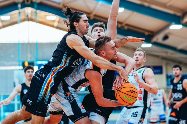 BB-2BL BSW Sixers - SBB Baskets Marco Rahn ( 15 BSW Sixers), Dominic von Waaden ( 9 SBB Baskets) waehrend der Saison 2021-22 (Herren) in der Barmer 2. Bundesliga ProB zwischen BSW Sixers und SBB Baskets Wolmirstedt in der Ballsporthalle Sandersdorf am 9. October 2021 in Sandersdorf, Sachsen Anhalt, Deutschland