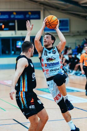 BB-2BL BSW Sixers - SBB Baskets Lukas Kazlauskas ( 13 BSW Sixers), Steffen Haufs ( 6 SBB Baskets) waehrend der Saison 2021-22 (Herren) in der Barmer 2. Bundesliga ProB zwischen BSW Sixers und SBB Baskets Wolmirstedt in der Ballsporthalle Sandersdorf am 9. October 2021 in Sandersdorf, Sachsen Anhalt, Deutschland