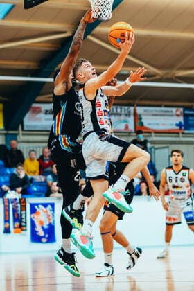 BB-2BL BSW Sixers - SBB Baskets Vincent Friederici ( 30 BSW Sixers) waehrend der Saison 2021-22 (Herren) in der Barmer 2. Bundesliga ProB zwischen BSW Sixers und SBB Baskets Wolmirstedt in der Ballsporthalle Sandersdorf am 9. October 2021 in Sandersdorf, Sachsen Anhalt, Deutschland