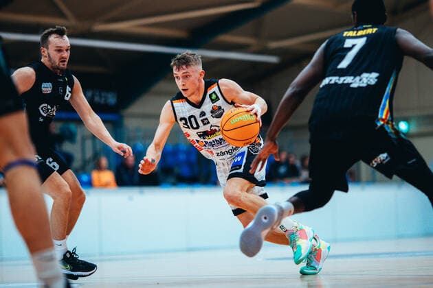 BB-2BL BSW Sixers - SBB Baskets Vincent Friederici ( 30 BSW Sixers) waehrend der Saison 2021-22 (Herren) in der Barmer 2. Bundesliga ProB zwischen BSW Sixers und SBB Baskets Wolmirstedt in der Ballsporthalle Sandersdorf am 9. October 2021 in Sandersdorf, Sachsen Anhalt, Deutschland