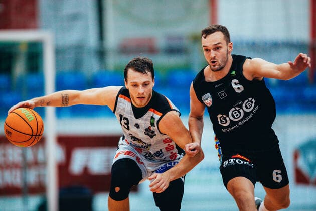 BB-2BL BSW Sixers - SBB Baskets Lukas Kazlauskas ( 13 BSW Sixers), Steffen Haufs ( 6 SBB Baskets) waehrend der Saison 2021-22 (Herren) in der Barmer 2. Bundesliga ProB zwischen BSW Sixers und SBB Baskets Wolmirstedt in der Ballsporthalle Sandersdorf am 9. October 2021 in Sandersdorf, Sachsen Anhalt, Deutschland