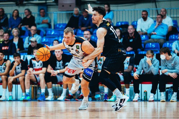 BB-2BL BSW Sixers - SBB Baskets Frederik Rungby ( 26 BSW Sixers), Philipp Lieser ( 11 SBB Baskets) waehrend der Saison 2021-22 (Herren) in der Barmer 2. Bundesliga ProB zwischen BSW Sixers und SBB Baskets Wolmirstedt in der Ballsporthalle Sandersdorf am 9. October 2021 in Sandersdorf, Sachsen Anhalt, Deutschland
