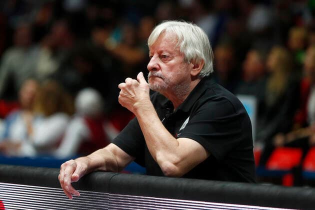 3. Spieltag der easyCredit BBL Basketball Bundesliga in der Messe Chemnitz Saison 2021-2022 NINERS Chemnitz gegen Medi Bayreuth Medi Bayreuth Betreuer Eddy Hübner