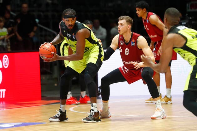 3. Spieltag der easyCredit BBL Basketball Bundesliga in der Messe Chemnitz Saison 2021-2022 NINERS Chemnitz gegen Medi Bayreuth Jan Niklas Wimberg (NINERS Chemnitz 8) rechts Terry Allen ( Medi Bayreuth 15) links